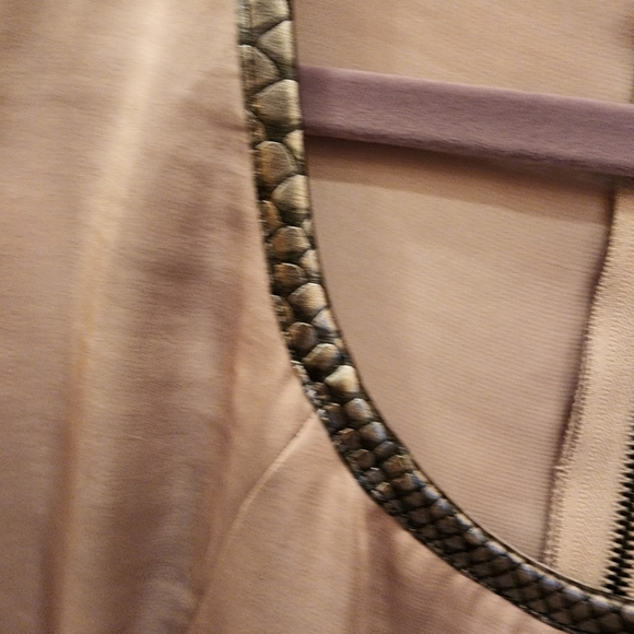 Sleeveless Blouse - Picture 3 of 7